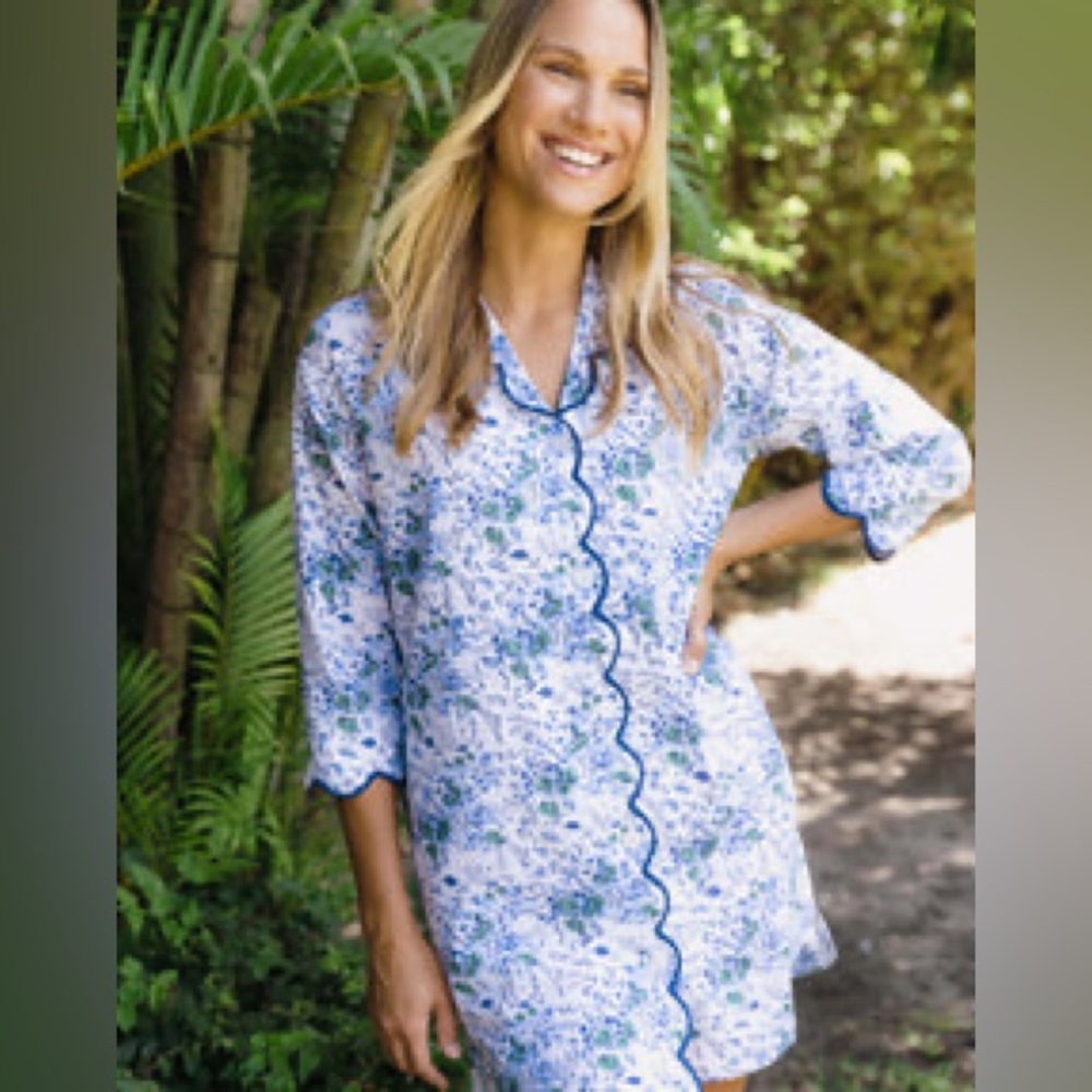 Heidi Carey Floral Blue and white scalloped trim nightshirt gently or never worn